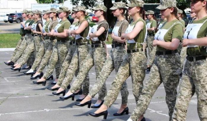 Soldatesse marciano con i tacchi: bufera politica (e social) in Ucraina