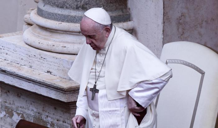 Il Papa ha passato una notte serena. Ma cos'è la stenosi del colon?