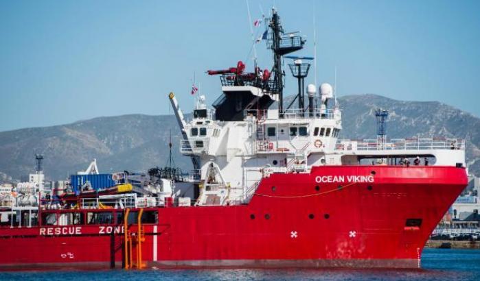 La nave Ocean Viking al sesto salvataggio consecutivo in Libia: ora conta 572 migranti a bordo