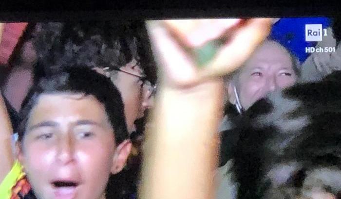 Gentile Rai, di questi sguaiati collegamenti dalla piazze non se ne pu&ograve; pi&ugrave;: ora anche basta