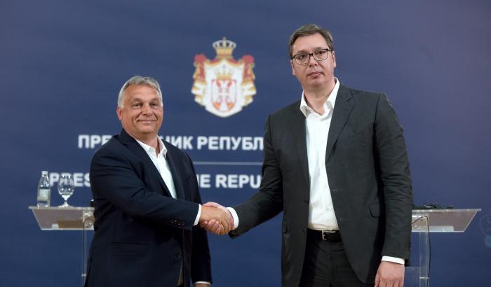 La Serbia si prostra ad Orban: Il premier ungherese accolto con tutti gli onori