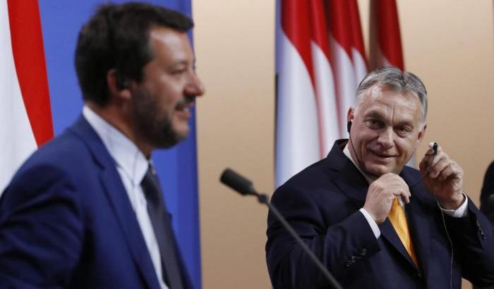 Salvini continua a difendere Orban: "Non ci inginocchiamo agli euro-burocrati"