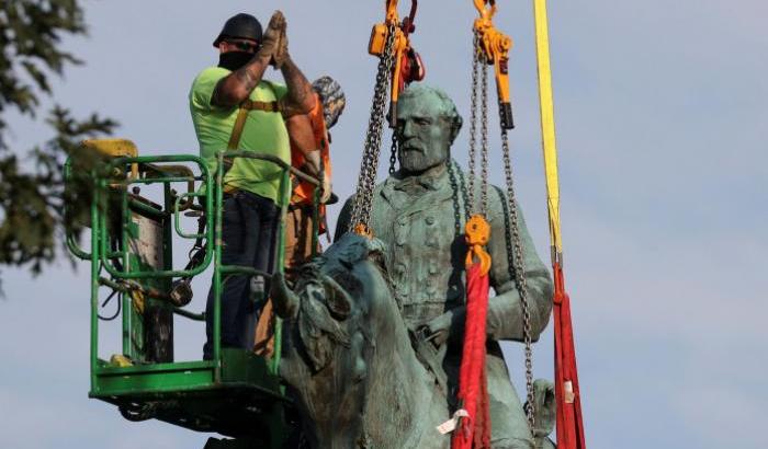 Schiaffo al revisionismo di Trump: a Charlottesville rimossa la statua del generale Lee