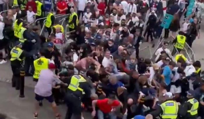 Disordini e scontri fuori da Wembley: gli scalmanati tifosi inglesi calpestano le bandiere italiane
