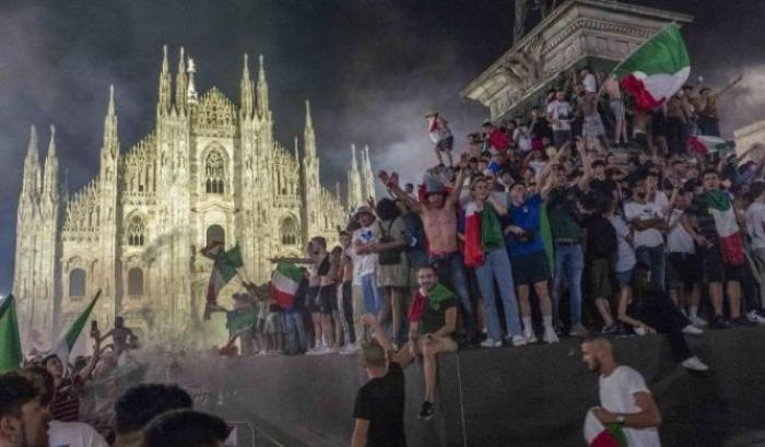 I festeggiamenti a Milano per il trionfo azzurro ad Euro 2020 finiscono male: 15 feriti in piazza