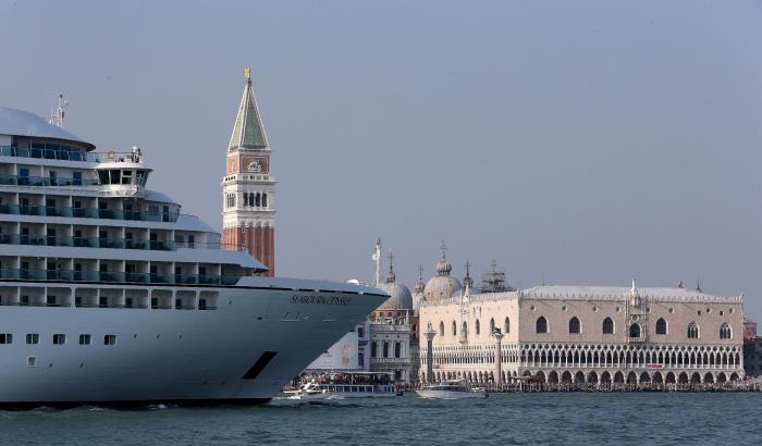 Stop al passaggio delle grandi navi a Venezia