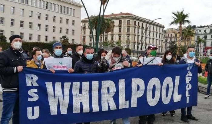 La logica orrida del profitto: stop alla cassa, partono i licenziamenti per i dipendenti Whirlpool a Napoli