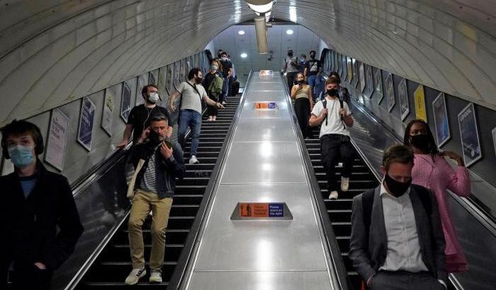 Mascherine nelle metro a Londra