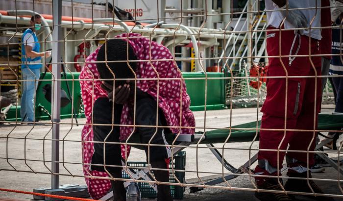 Abusi e violenze sessuali sui migranti: il fallimento della cooperazione Italia-Libia raccontata da Amnesty