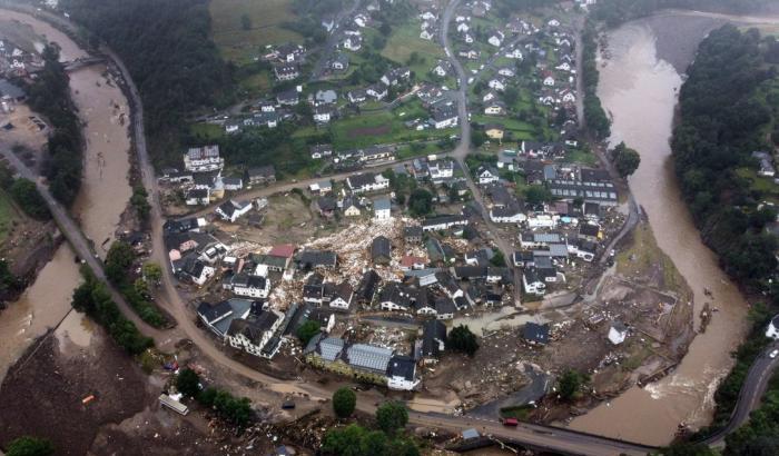 Sono oltre 100 i morti e 1300 i dispersi dell'alluvione in Germania, una frana trascina via case e auto