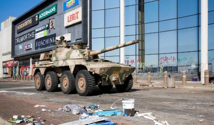 Sudafrica nel caos: "Proteste e saccheggi incrementeranno i contagi da Covid-19"