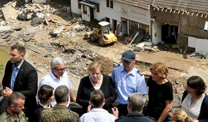 Merkel visita i luoghi del disastro e ammette: 