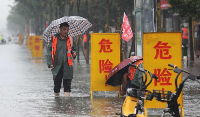 Il presidente Xi Jinping dopo le inondazioni: 