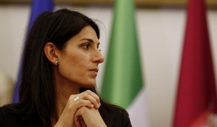 Raggi ancora senza vaccino per anticorpi alti, gli scienziati: "I guariti come lei si vaccinino lo stesso"