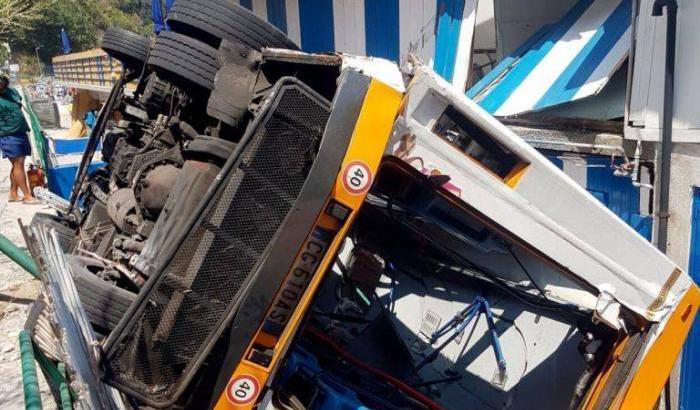 Tragico incidente a Capri: un minibus esce fuori strada: un morto e sale a 28 il numero dei feriti