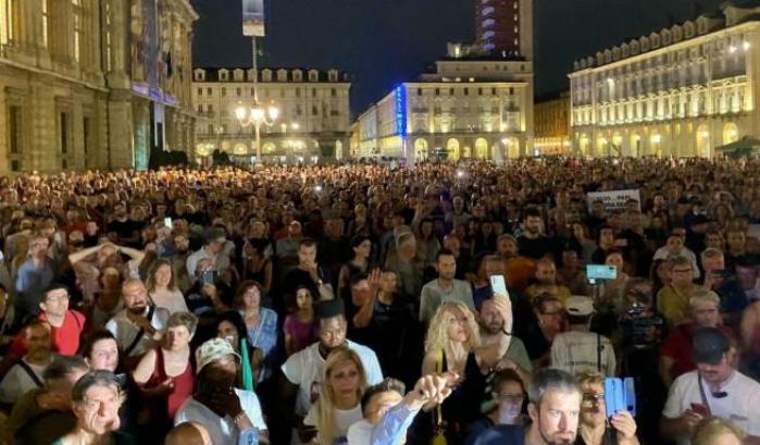 A Torino si protesta contro il green pass e l'obbligo vaccinale gridando "libert&agrave;" (ma quale?)