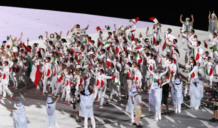 Sfilano gli atleti italiani alla cerimonia d'apertura: un video di auguri a Mattarella per i suoi 80 anni