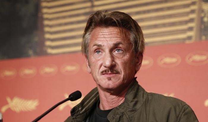 Sean Penn contro i no-vax: "Non torno sul set se non saranno tutti vaccinati"