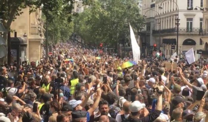 A Parigi no vax e negazionisti scendono in piazza contro il green pass: scontri e proteste