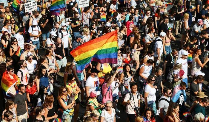 Folla straordinaria al Gay Pride di Budapest contro la deriva anti-Lgtbq di Orban