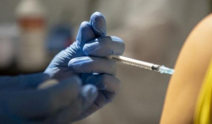 Vaccinata per sbaglio con sei dosi lancia un appello: "Non sarò mai no-vax, vaccinatevi"