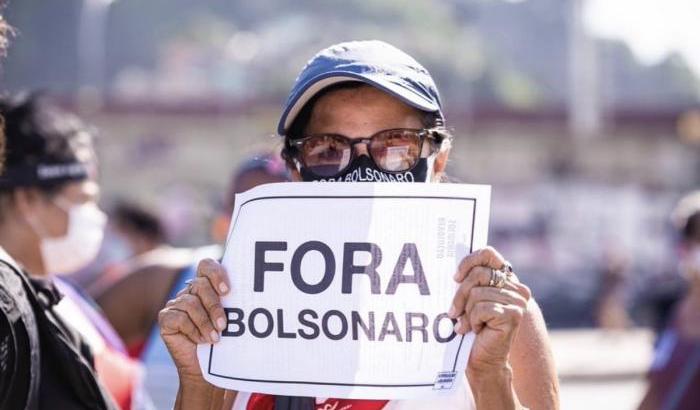 Migliaia di brasiliani chiedono il processo a Bolsonaro: "Impeachment"
