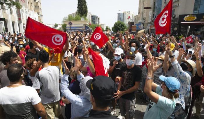 Il presidente tunisino sospende il Parlamento per 30 giorni e licenzia il premier: proteste e arresti