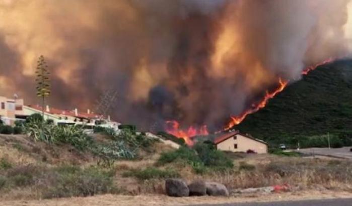 La Sardegna continua a bruciare: canadair in volo per spegnere gli incendi (ma non bastano)