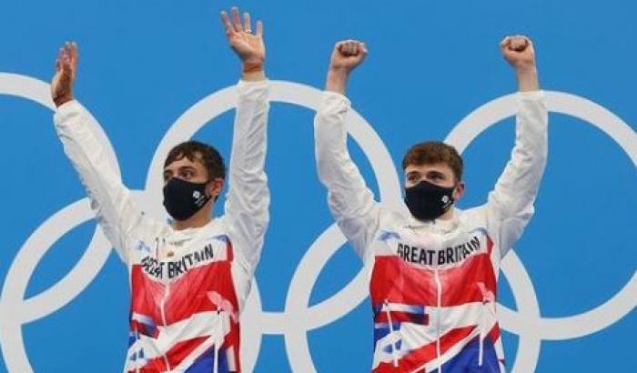 Tom Daley conquista l'oro a Tokyo 2020: "Orgoglioso di poter dire di essere gay e campione olimpico"