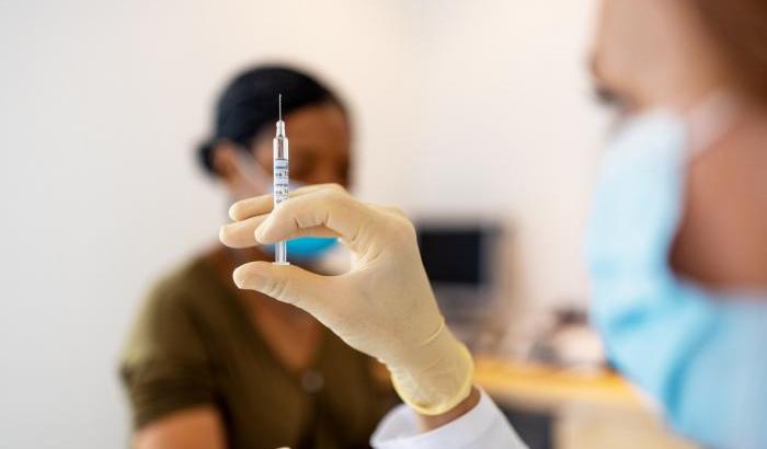 La sentenza del Tribunale contro due fisioterapiste no-vax: "Se non si vaccinano non saranno pagate"