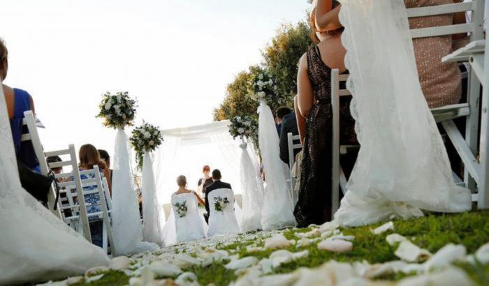 Scoppia un focolaio tra gli invitati a un matrimonio: almeno 20 positivi