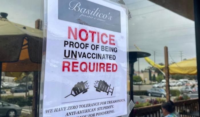La vergnosa scritta fuori da un locale italiano no-vax: "Richiesta la prova di Non essere vaccinati”