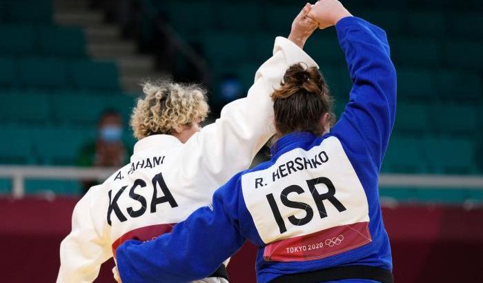 A Tokyo la judoka saudita e quella israeliana si abbracciano
