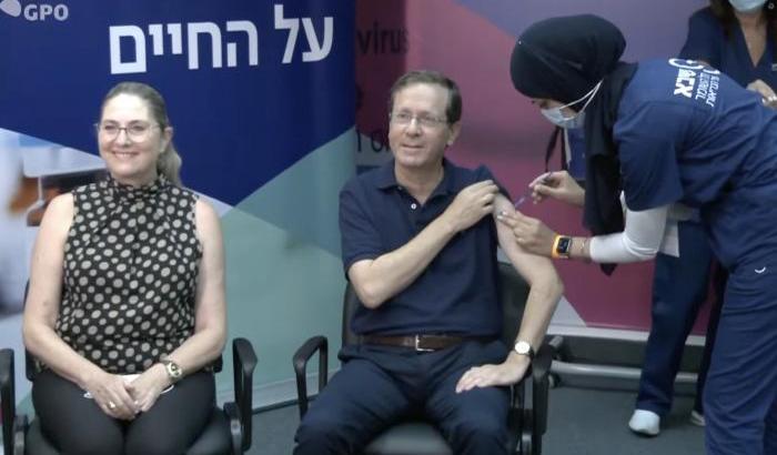 In Israele terza dose Pfizer agli over 60 già vaccinati: il primo il capo dello Stato Herzog