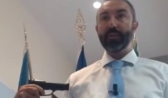 La provocazione no-vax di Barillari: un video anti-vaccino con la pistola