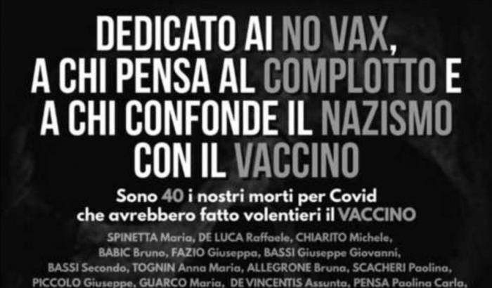 Manifesto con i nomi delle 40 vittime di Covid