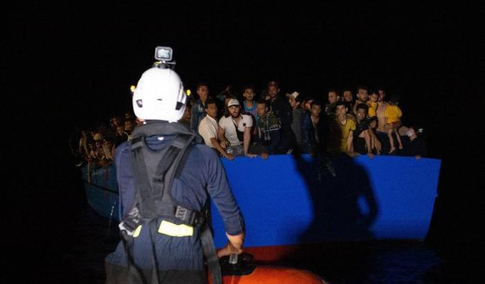 Sea Watch e Ocean Viking evitano una strage: salvati 400 migranti su un barcone alla deriva