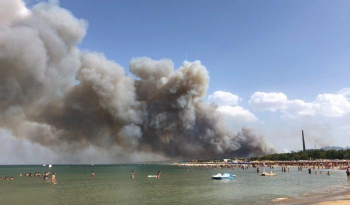 Incendio nella pineta a Pescara, visto dal mare