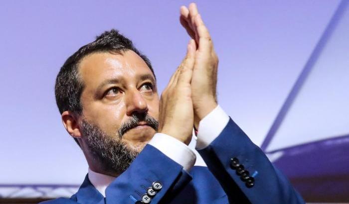 Salvini in crollo di consensi minaccia la crisi: "Fermare gli sbarchi oppure..."