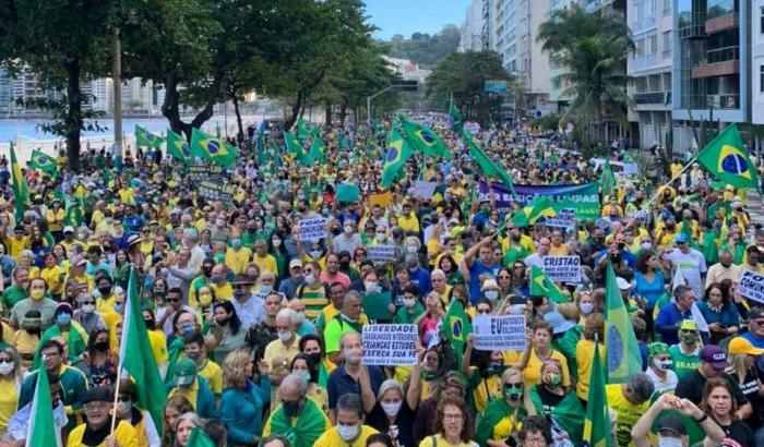 Corteo a favore di Bolsonaro a Rio de Janeiro