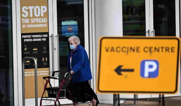 Terza dose di vaccino anti-Covid: il Regno Unito decide le prossime settimane