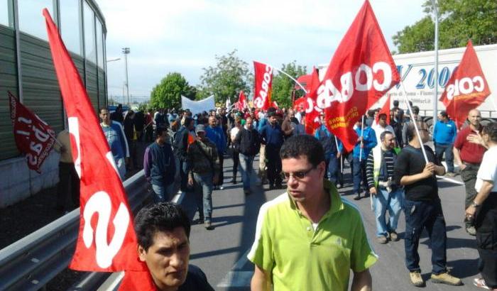 Le proteste dei dipendenti licenziati da Logista e di Cobas
