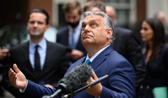 Orban attacca Ue e comunità Lgbtq: "Non vogliamo che entri nelle scuole"