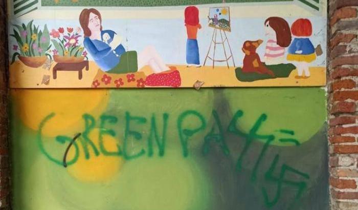 Svastiche contro green pass su murale biblioteca Chiesa Rossa: la denuncia dell'Anpi