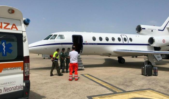 L'aeronautica porta in salvo da Cagliari e Roma un bimbo di un anno in pericolo di vita