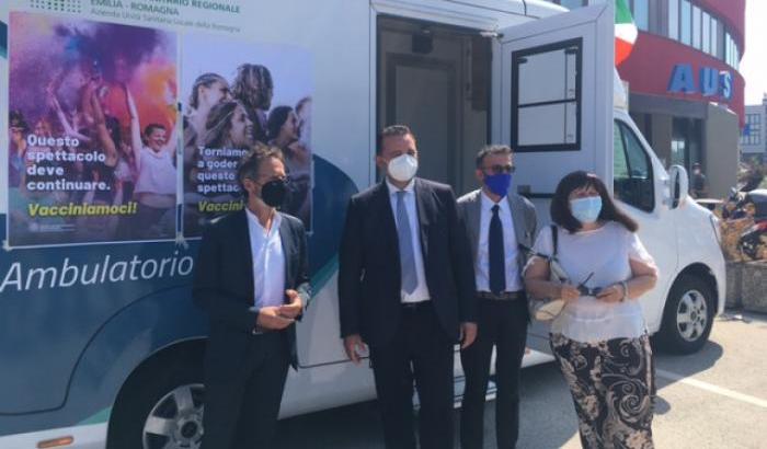 Camper itinerante per l'iniziativa "vacciniamo la riviera"