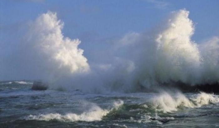 Tragedia a Ladispoli: padre si tuffa per salvare i figli travolti dalle onde e muore