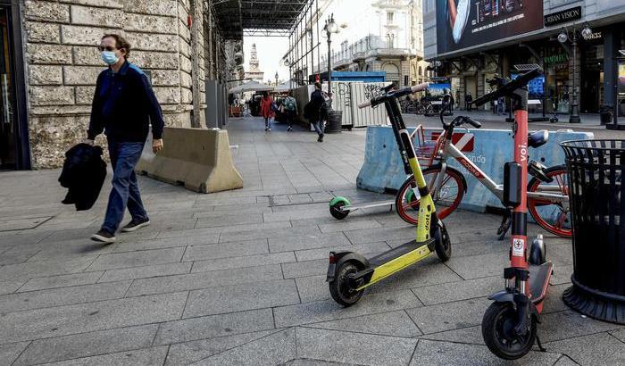 Il Parlamento studia una stretta per i monopattini: vietati ai minori e obbligo casco