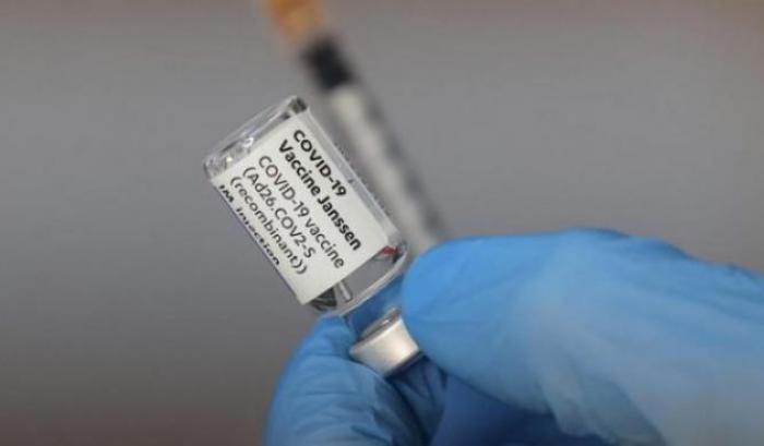 L'Istituto Superiore di Sanità smentisce le fake news: "Effetti collaterali dei vaccini molto rari"