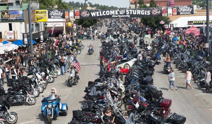 Biker d'America si ritrovano nel  South Dakota, l'allarme di Fauci: "Ci sarà un picco di contagi"